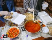 وجبات الخير .. شباب "روض الفرج" في خدمة المحتاجين خلال شهر رمضان