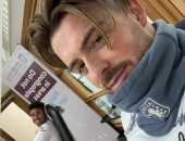 تريزيجيه فى صورة مع قائد أستون فيلا أثناء عمليات التأهيل من إصابة الصليبى