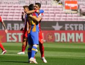 برشلونة ضد أتلتيكو مدريد.. عناق حار بين الصديقين ميسي وسواريز "صور"