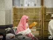 حكايتهم فى صورة.. رئاسة الحرمين توثق لحظات تقرب المصلين لله بقراءة القرآن