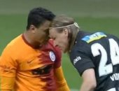 مصطفى محمد يشتبك بالرأس مع مدافع بشكتاش فى فوز جالاتا سراي بثلاثية.. صور