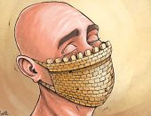كاريكاتير صحيفة كويتية .. مواجهة فيروس كورونا بقلاع الكمامة