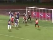 لاعب قصير القامة يسجل هدفا باليد على طريقة مارادونا بكأس العالم.. فيديو