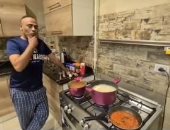 بعد محشي أول يوم رمضان.. محمود عبد المغني يطبخ مكرونة بالريحان.. فيديو
