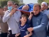 الله يسهل عليك يابا.. طفل فلسطينى يلاحق جنازة والده ضحية قصف إسرائيلى.. فيديو