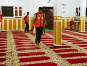متطوعون شباب يعقمون المساجد استعدادا لصلاة عيد الفطر فى شمال سيناء.. صور