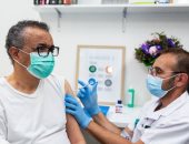 مدير منظمة الصحة العالمية يتلقى تطعيم كوفيد 19: اللقاحات منقذة للحياة