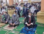 فيديو.. محافظ سوهاج ومدير الأمن يؤديان صلاة عيد الفطر فى مسجد الشرطة