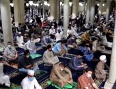 المئات يؤدون صلاة عيد الفطر بالجامع الأزهر.. ومنع الدخول بدون الكمامة