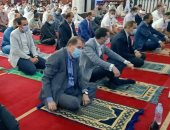 محافظ كفر الشيخ ونائبه يؤديان صلاة عيد الفطر بمسجد الاستاد