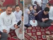 مواطن بالشرقية يقيم صلاة العيد لأسرته على سطح المنزل التزاما بالتباعد.. فيديو