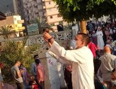 المصلون يحتفلون بالسيلفى عقب صلاة عيد الفطر بالإسكندرية.. صور