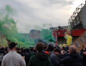 مان يونايتد ضد ليفربول.. الجماهير تحتشد خارج أولد ترافورد وتهدد باقتحام الملعب