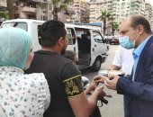 رئيس حى المناخ ببورسعيد يوزع الكعك والبسكويت على المواطنين احتفالاً بالعيد.. صور 