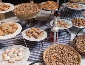 كعك العيد والحلوى والترمس فى بوفية مفتوح للمعيدين بفنادق الغردقة.. صور