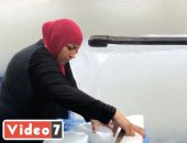 سيدة الثلج.. رشا حافظت على مهنة والدها وتعمل 19 ساعة يوميًا لكسب الحلال.. فيديو