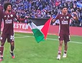 ثنائى ليستر سيتى يرفعان علم فلسطين بعد التتويج بكأس الاتحاد الإنجليزى