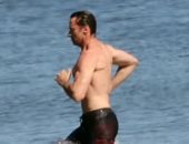 هيو جاكمان أثناء ممارسة تمرينات رياضية مكثفة فى البحر حفاظًا على لياقته البدنية