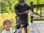 دوين جونسون فى مغامرة جديدة مع بناته لاصطياد السمك.. فيديو وصور