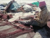 "غزل الشباك".. صيادو بورسعيد يحترفونها على رمال الشاطئ.. صور