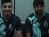 لاعبو الاهلي يتوافدون على مطار القاهرة لبدء رحلة جنوب أفريقيا