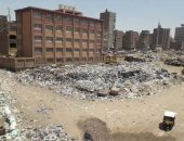أهالى مدينة الخصوص يطالبون برفع القمامة من أمام مدرسة عمر مكرم.. والمحافظ يرد