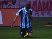 لاعب برازيلي يسير على ركبتيه لتخليد رحيل والده وجده المتوفين بكورونا.. فيديو