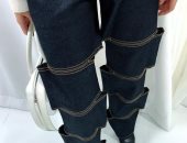 تصميم غريب لبنطلون جينز يلفت الانتباه.. تمت خياطة أجزاء فيه بشكل متعرج