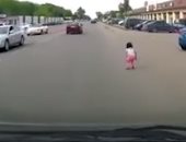 نجاة طفلة صغيرة بعد سقوطها من سيارة على طريق سريع.. فيديو