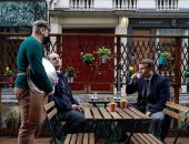 بعد استقرار أوضاع كورونا.. ماكرون يحتسى كوبا من القهوة بشوارع باريس