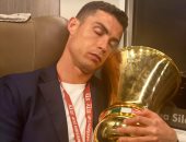 كريستيانو رونالدو يحتضن كأس إيطاليا بعد التتويج مع يوفنتوس: "تصبحون علي خير"