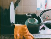 6 حيل لغسل الأطباق بسهولة وسرعة.. "الملح لإزالة الدهون"