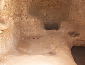 ديلى ميل يسلط الضوء على اكتشاف 250 مقبرة مصرية قديمة منحوتة فى الصخر بسوهاج