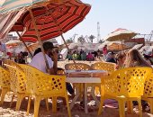 توافد المواطنين على شاطئ مدينة بورفؤاد فى بورسعيد وسط إجراءات احترازية.. صور