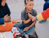 "يوم السعادة" مبادرة شبابية لتوزيع الهدايا على أطفال طنطا في الغربية.. صور 