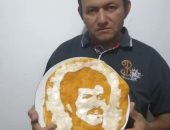 شيف بالغردقة يودع الفنان الراحل سمير غانم برسم وجهه على البيتزا.. صور 