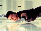 توم كروز يضع عملات معدنية فى حذائه لضبط توازنه بمشاهد السقوط .. فيديو