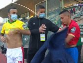 سيرينو يتبادل قميصه مع قفشة وموسيماني أول المغادرين لملعب مباراة صن داونز.. فيديو