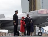 صور.. الملكة إليزابيث تتفقد حاملة طائرات بريطانية جديدة تحمل اسمها