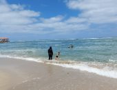 شاطئ المندرة المجانى يستقبل المصيفين لأول مرة بعد إعادة الفتح.. فيديو وصور