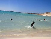 عودة الروح لشواطئ مطروح.. إقبال المواطنين فى ثانى أيام فتحها.. فيديو وصور