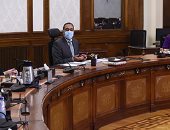 رئيس الوزراء يتابع موقف توصيل المرافق للمناطق الصناعية