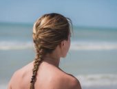 4 نصائح للعناية بالشعر خلال السفر للشواطئ.. ادهنيه بالزيت قبل السباحة