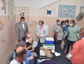 محافظ أسيوط يشهد فعاليات حملة تطعيم المواطنين بلقاح كورونا بمركز شباب ناصر 