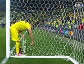 حارس فياريال يمزق الشباك بعد التتويج بلقب الدوري الأوروبي.. تعرف على السبب