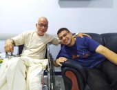 الابتسامة على وجه شريف دسوقى خلال زيارة ابنه آدم له فى المستشفى.. صور
