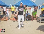 الرقص على السمسمية.. 20 صورة ترصد الفرحة على شاطئ بورسعيد