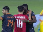 تبادل قمصان بين لاعبي الأهلي ونهضة بركان بعد تتويج الأحمر بالسوبر.. فيديو