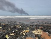 تفاصيل احتراق سفينة نفايات بلاستيكية أمام سواحل سريلانكا.. فيديو وصور