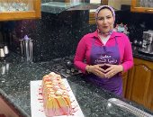 مرطب للحر.. طريقة عمل تورتة آيس كريم الفراولة والمانجة من مطبخ رانيا النجار (فيديو)